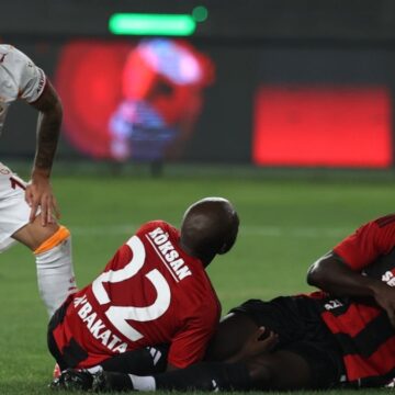 Korkulan oldu, kötü zemin sakatladı! Çapraz bağları gitti…