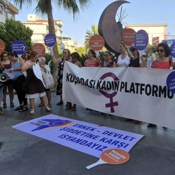 Kuşadası’nda kadınlar sokağa döküldü