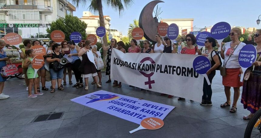 Kuşadası’nda kadınlar sokağa döküldü