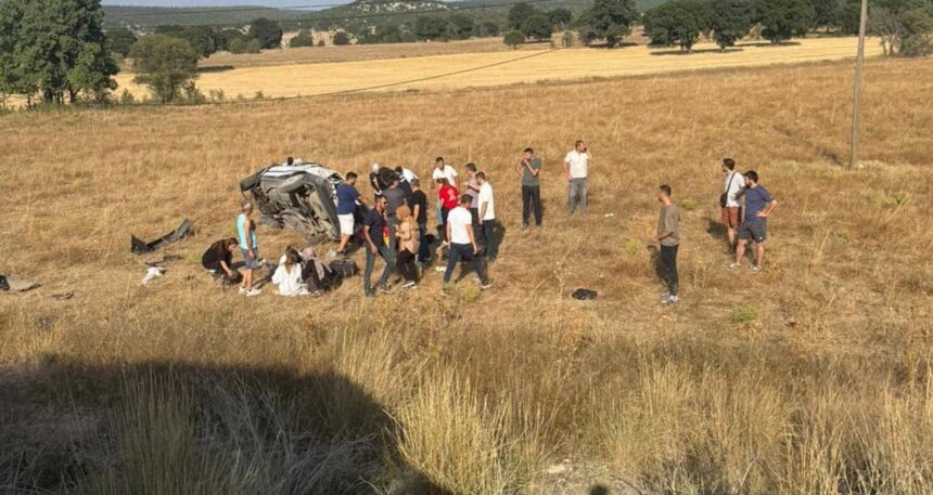 Kütahya’da feci kazada otomobil tarlaya uçtu