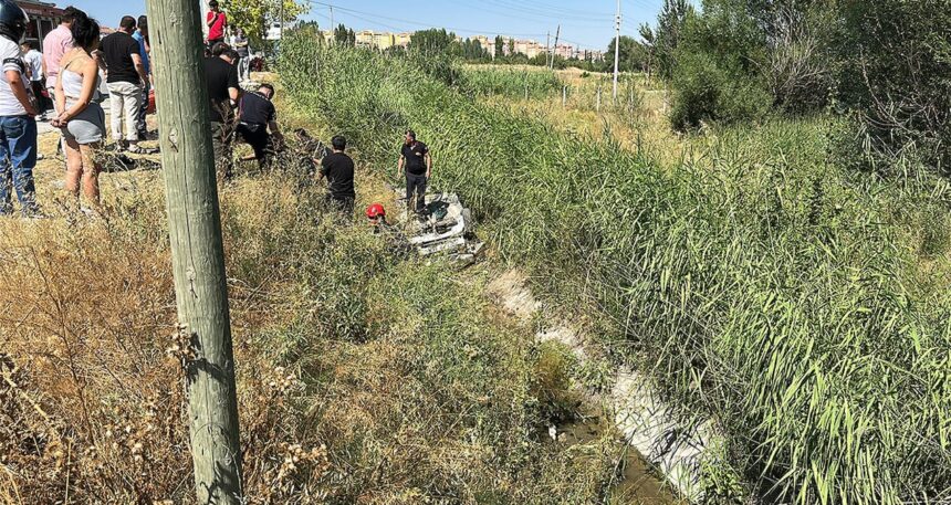 Kütahya’da takla atan otomobil su kanalına düştü: 2 yaralı