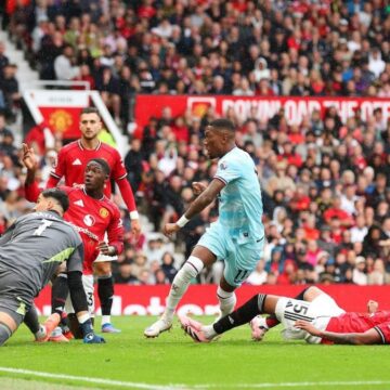 Manchester United 2 kez öne geçti! 90+6’da zorla kazandı…