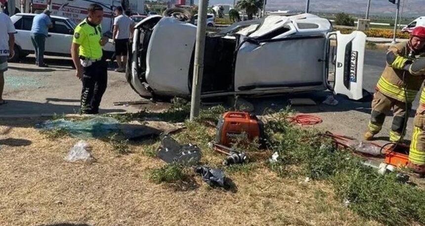 Manisa’da ambulans ve otomobil birbirine girdi