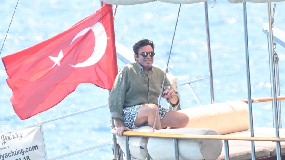 Mario Frangoulis'in Bodrum'da çay keyfi