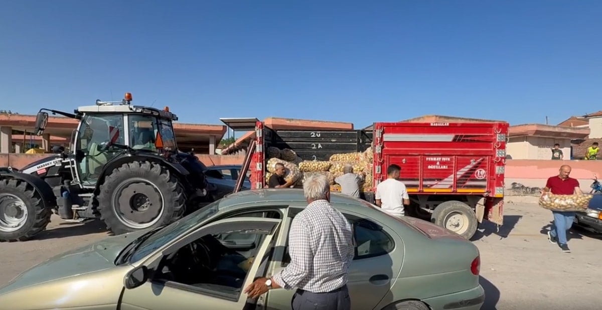 Marketlerin verdiği fiyat isyan ettirdi, halka bedava dağıttı