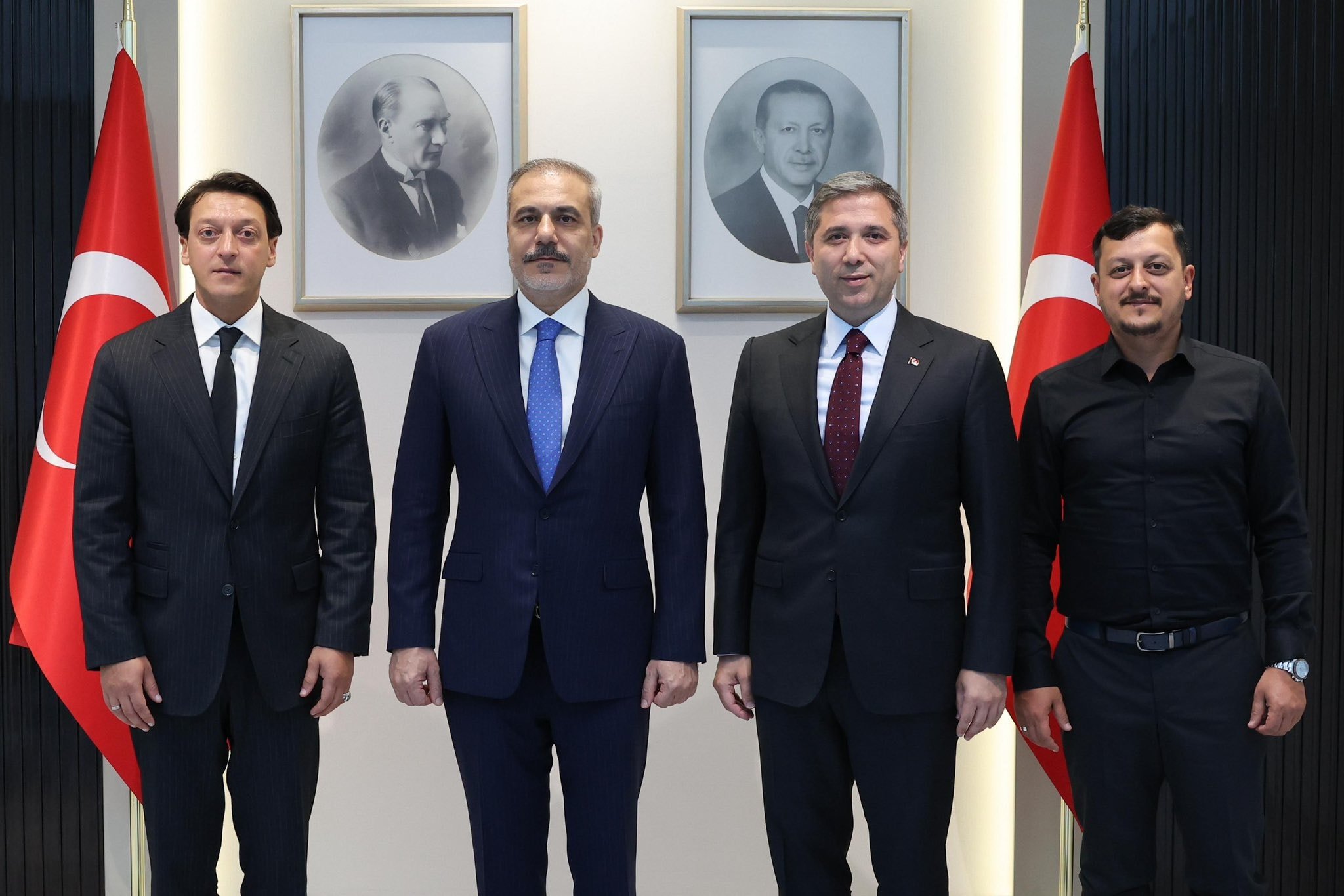 Mesut Özil, Devlet Bahçeli ve Hakan Fidan'ı ziyaret etti
