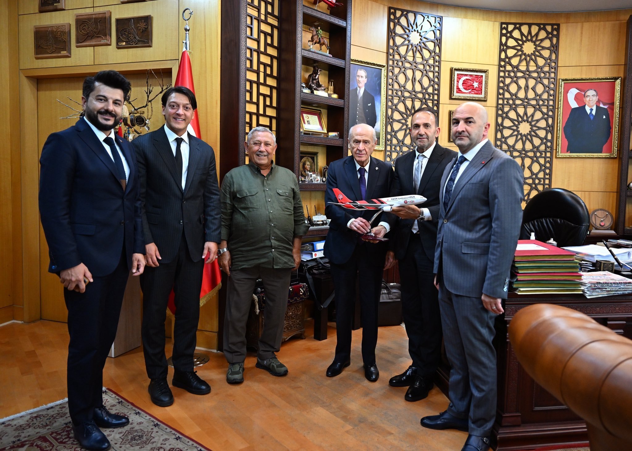 Mesut Özil, Devlet Bahçeli ve Hakan Fidan'ı ziyaret etti