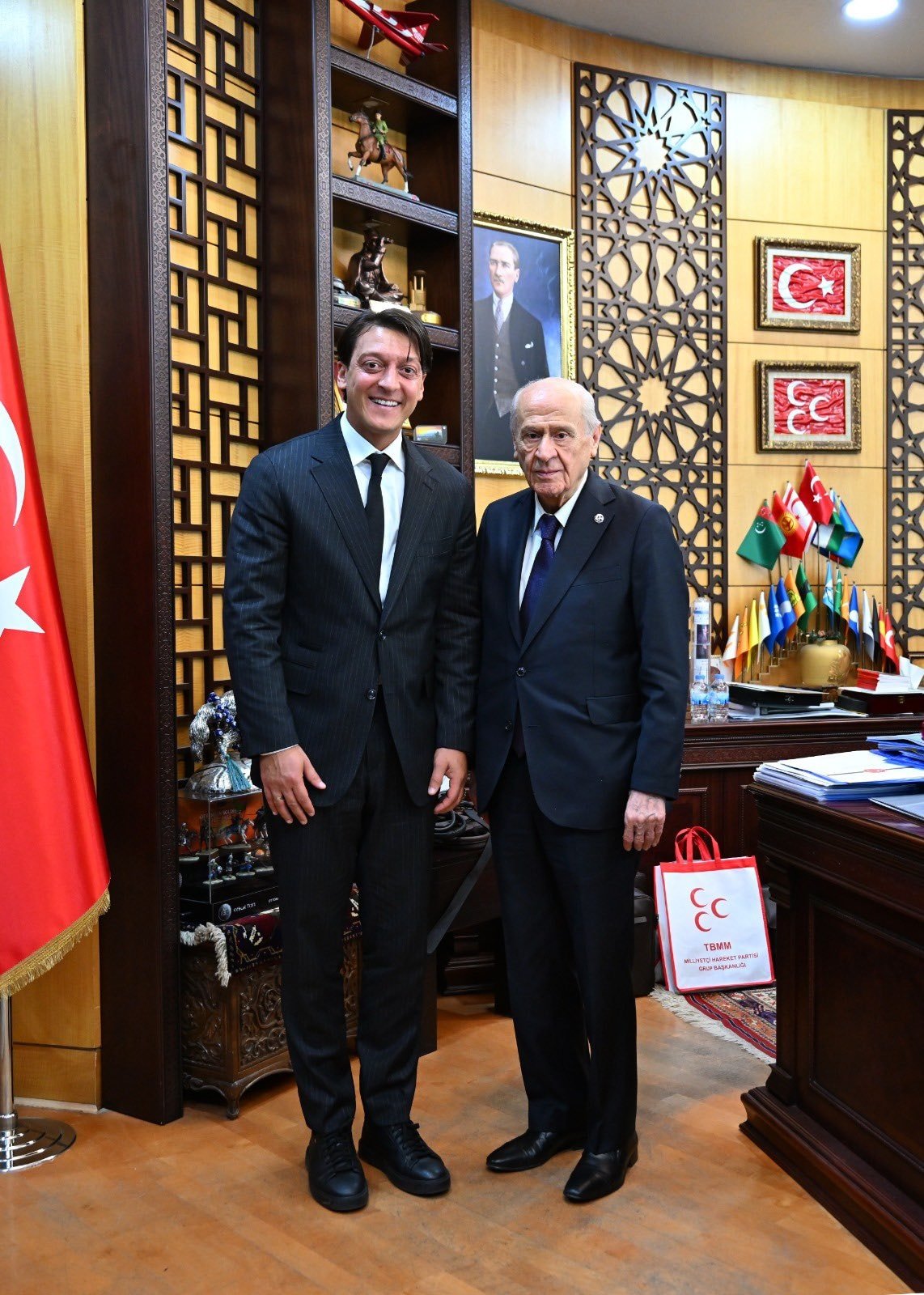 Mesut Özil, Devlet Bahçeli ve Hakan Fidan'ı ziyaret etti