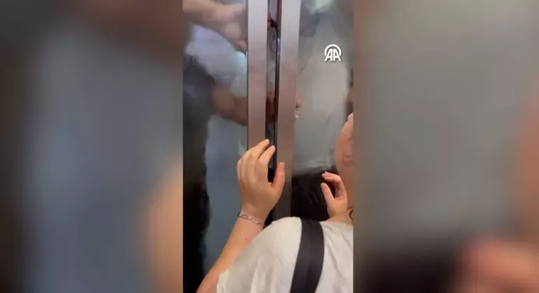 Metro asansöründe korku dolu anlar