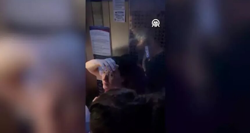 Metro asansöründe korku dolu anlar