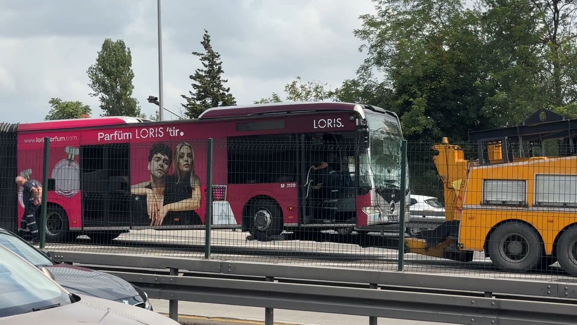 Metrobüste kaza! Seferler aksadı