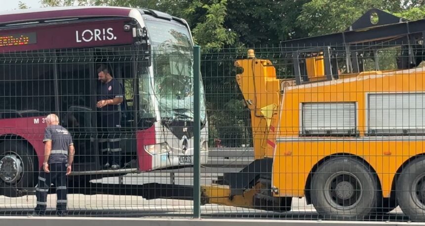 Metrobüste kaza! Seferler aksadı