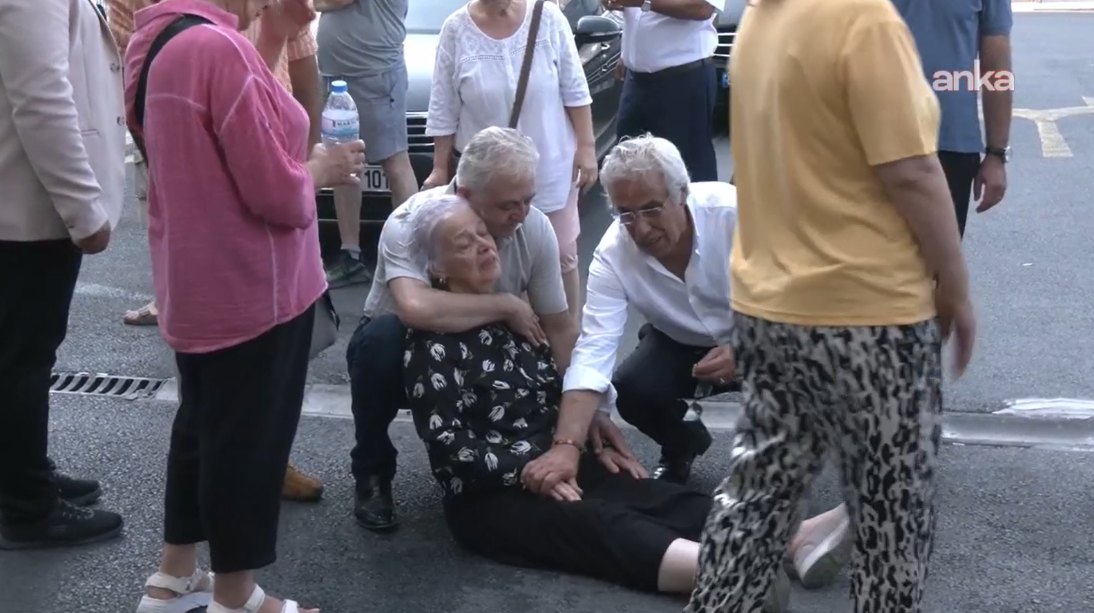 Murat Çalık'ın annesi Gülümser Çalık oğlunun cezaevine sevki sırasında fenalaştı