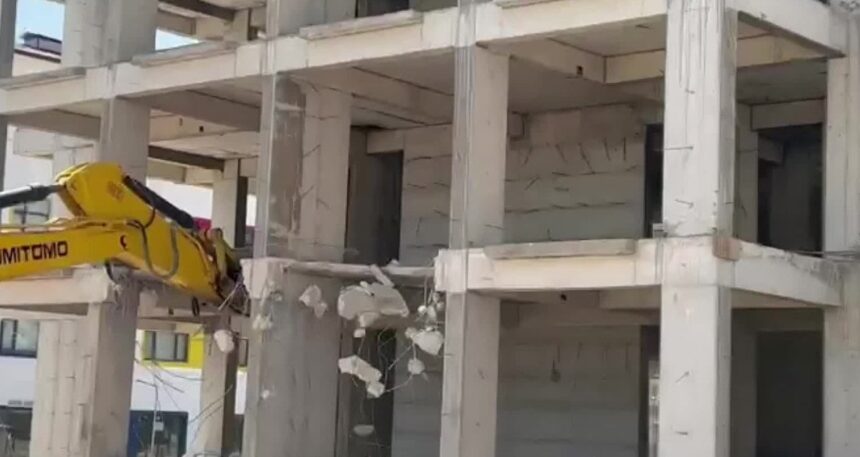 Müteahhit kendi inşaatını ihbar etti: Bina yıkıldı