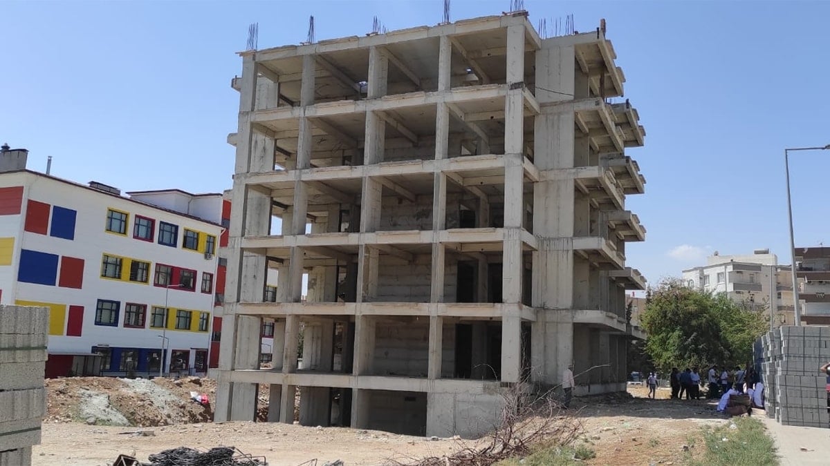 Müteahhit kendini ihbar etti, 5 katlı binasını yıktırdı! Nedeni ise takdir topladı