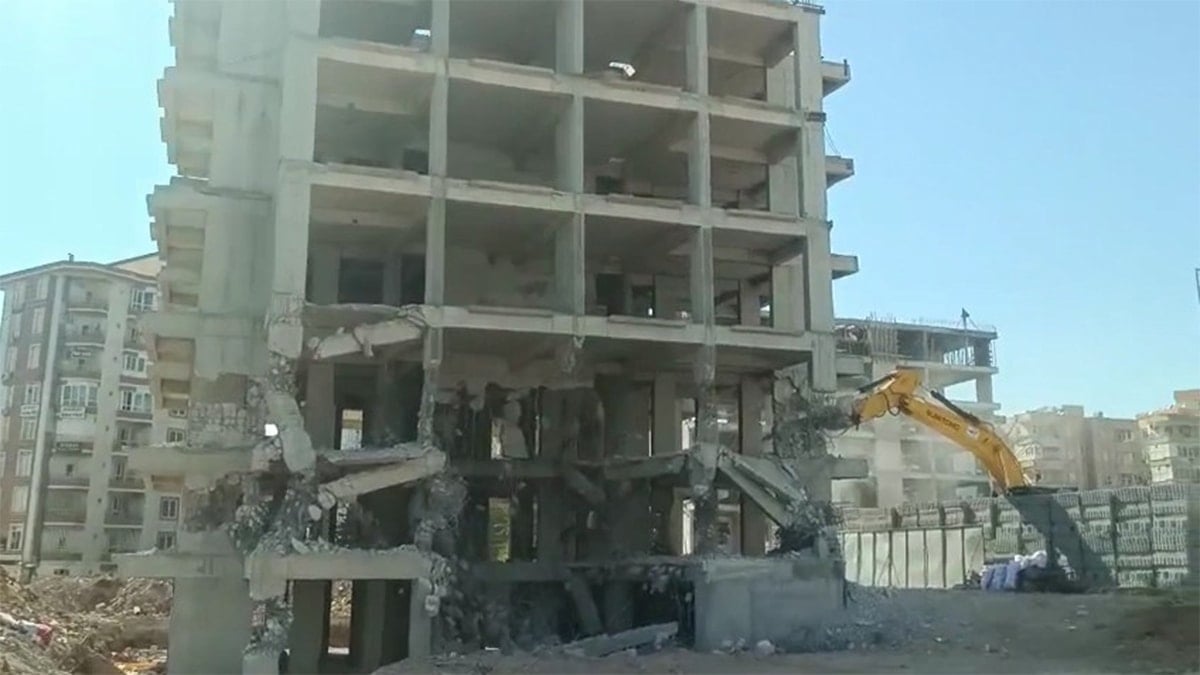 Müteahhit kendini ihbar etti, 5 katlı binasını yıktırdı! Nedeni ise takdir topladı