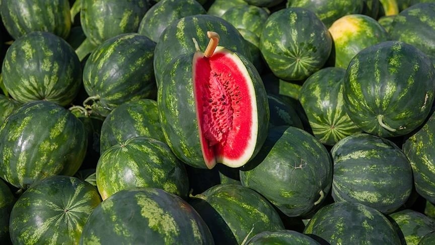 Normalde sağlığa çok faydalı olan karpuz o saatte tüketilirse vücudu altüst ediyor!