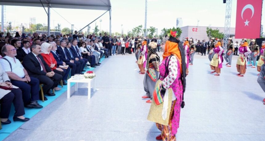 Okullara sabun koyamadı festivale 26 milyon harcadı