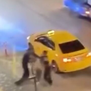Önce kadını darp etti, sonra arkadaşının üzerine bıçakla yürüdü