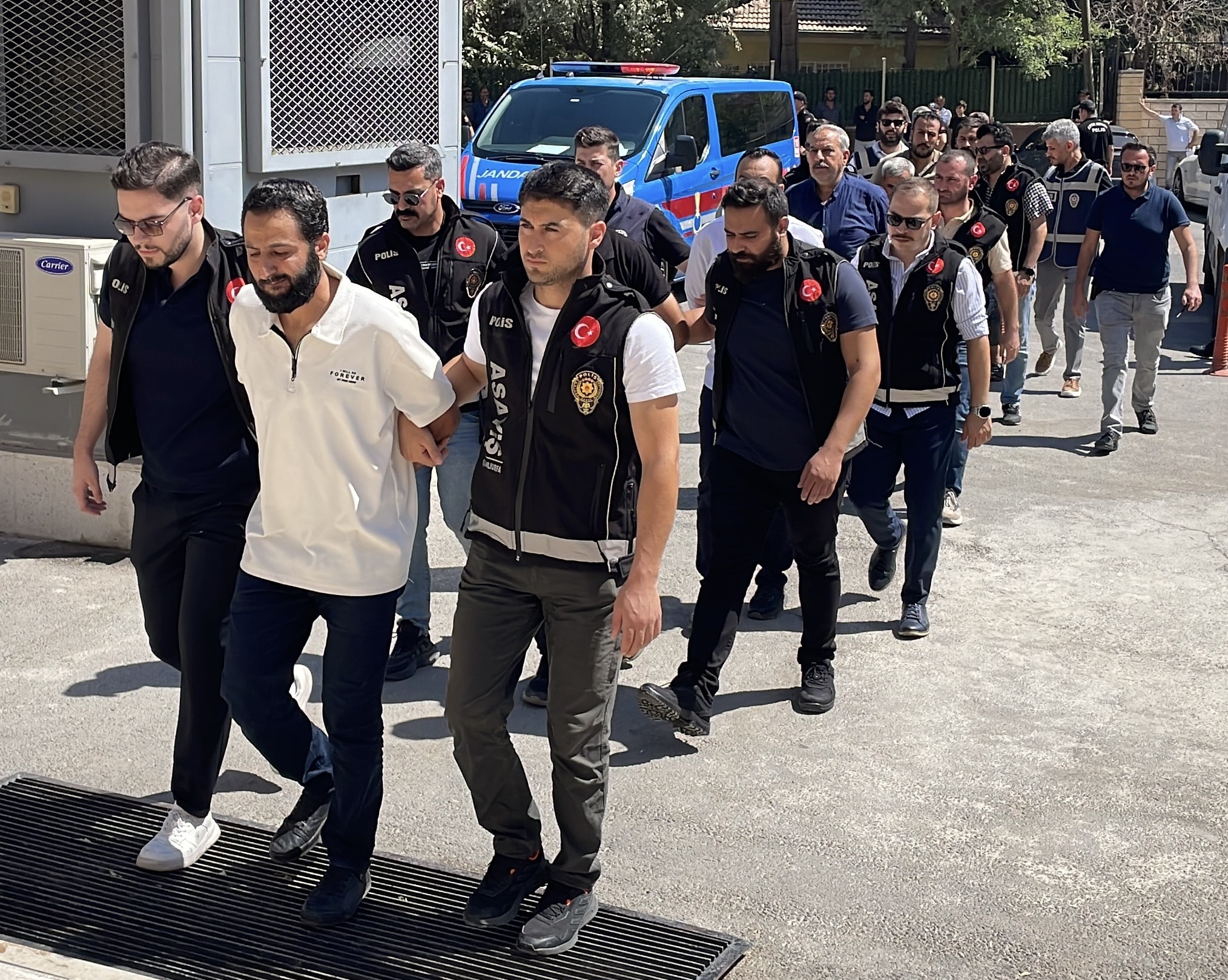 Otele kurşun yağdırdılar! Şanlıurfa'da korkunç saldırı
