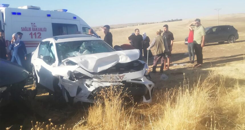 Otomobiller kafa kafaya çarpıştı: Yaralılar var