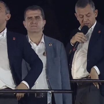 Özgür Özel’in ‘Hakan Fidan’ taklidi mitingdekileri güldürdü