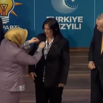 Özlem Çerçioğlu AKP’ye katıldı, Erdoğan’a övgüler dizdi ama rozetini başkası taktı: Alnım ak, başım dik’