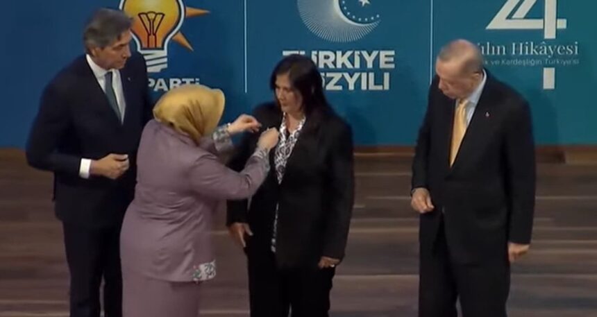 Özlem Çerçioğlu AKP’ye katıldı, Erdoğan’a övgüler dizdi ama rozetini başkası taktı: Alnım ak, başım dik’