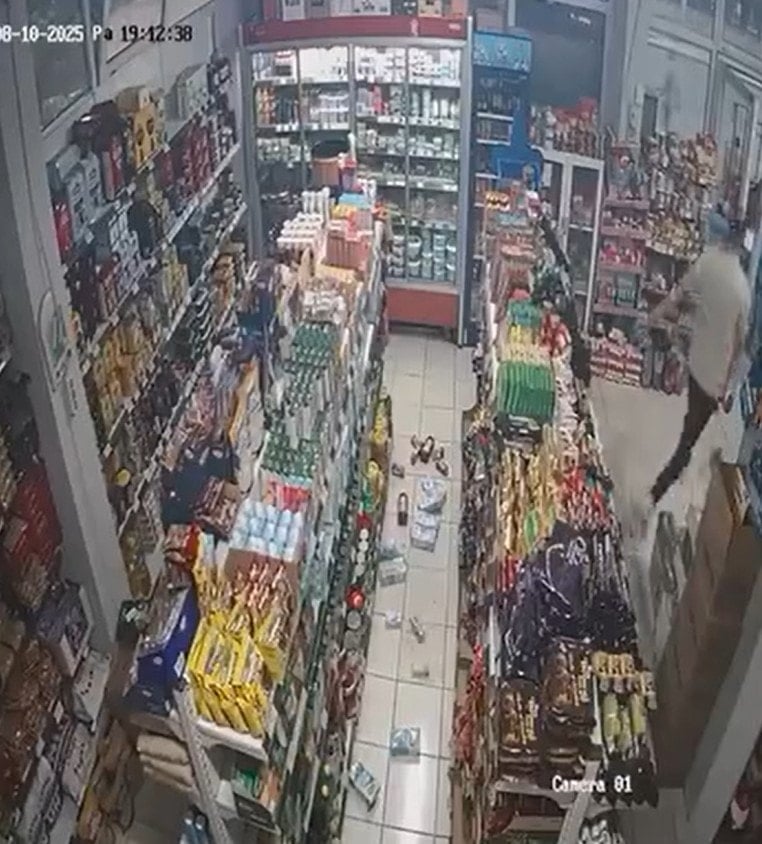 Panik anları! Balıkesir'deki deprem anı kamerada
