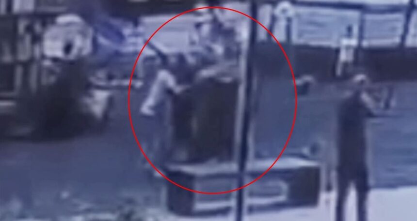 Parkta 2 çocuğu yerden yere vurdu: O anlar kamerada