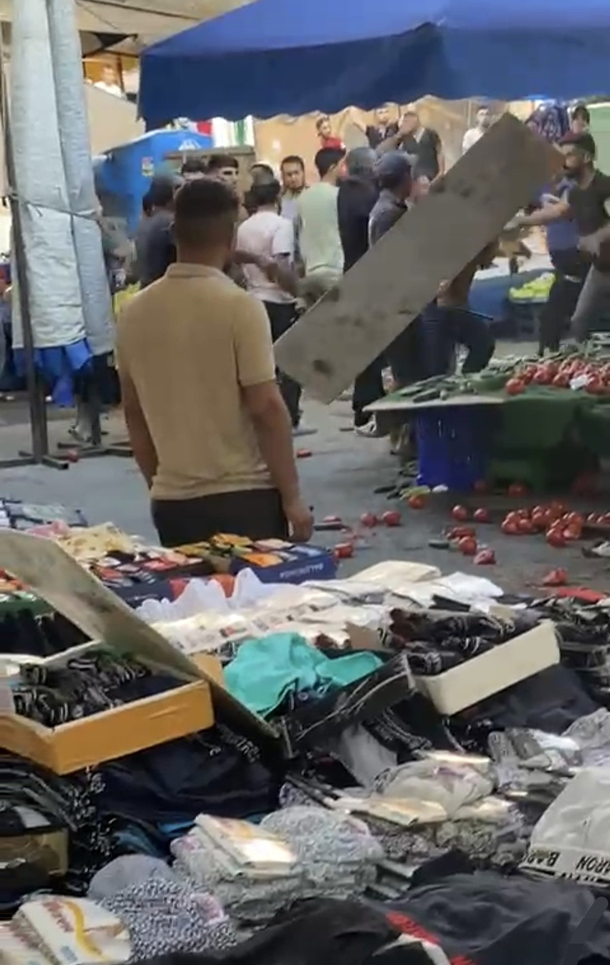 Pazarcılar kavga etti, sopalar, yumruklar, tekmeler havada uçuştu