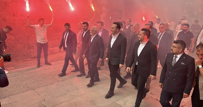 Pop yıldızı gibi politikacı