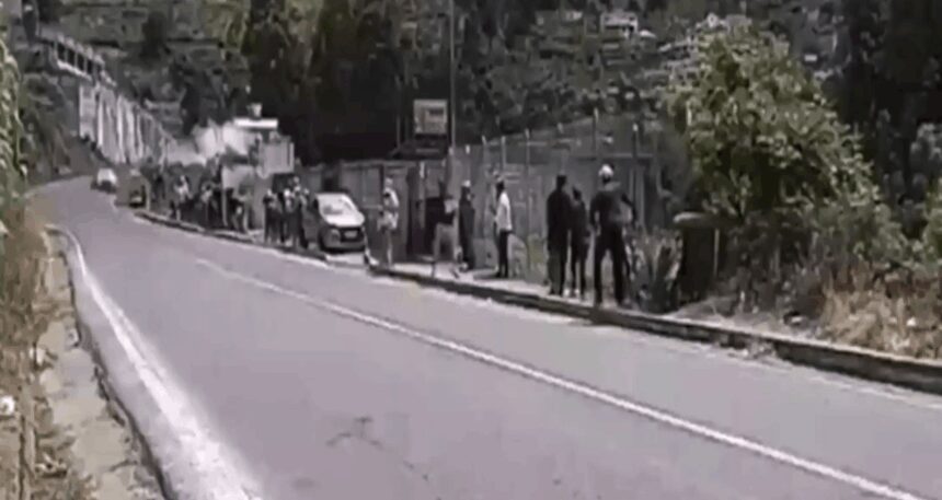 ralli-yarisinda-seyircilerin-arasina-girdi-2-olu-18-yarali-HNTNIUnB.jpg Ralli yarışında seyircilerin arasına girdi: 2 ölü, 18 yaralı