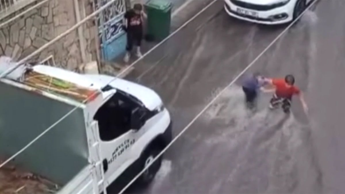Sağanak kenti felç etti, alt geçitte can pazarı yaşandı
