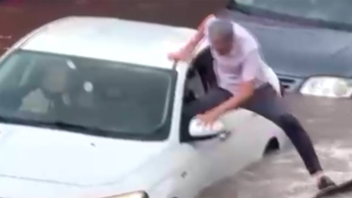 Sağanak kenti felç etti, alt geçitte can pazarı yaşandı