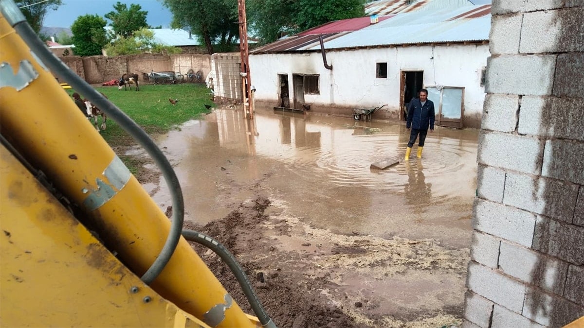 Sağanak sonrası sel: Evleri su bastı