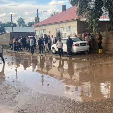 Sağanak sonrası sel: Evleri su bastı