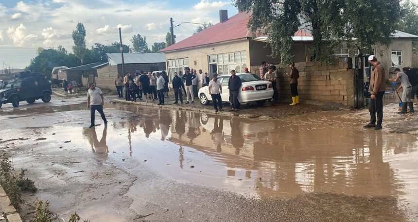 Sağanak sonrası sel: Evleri su bastı