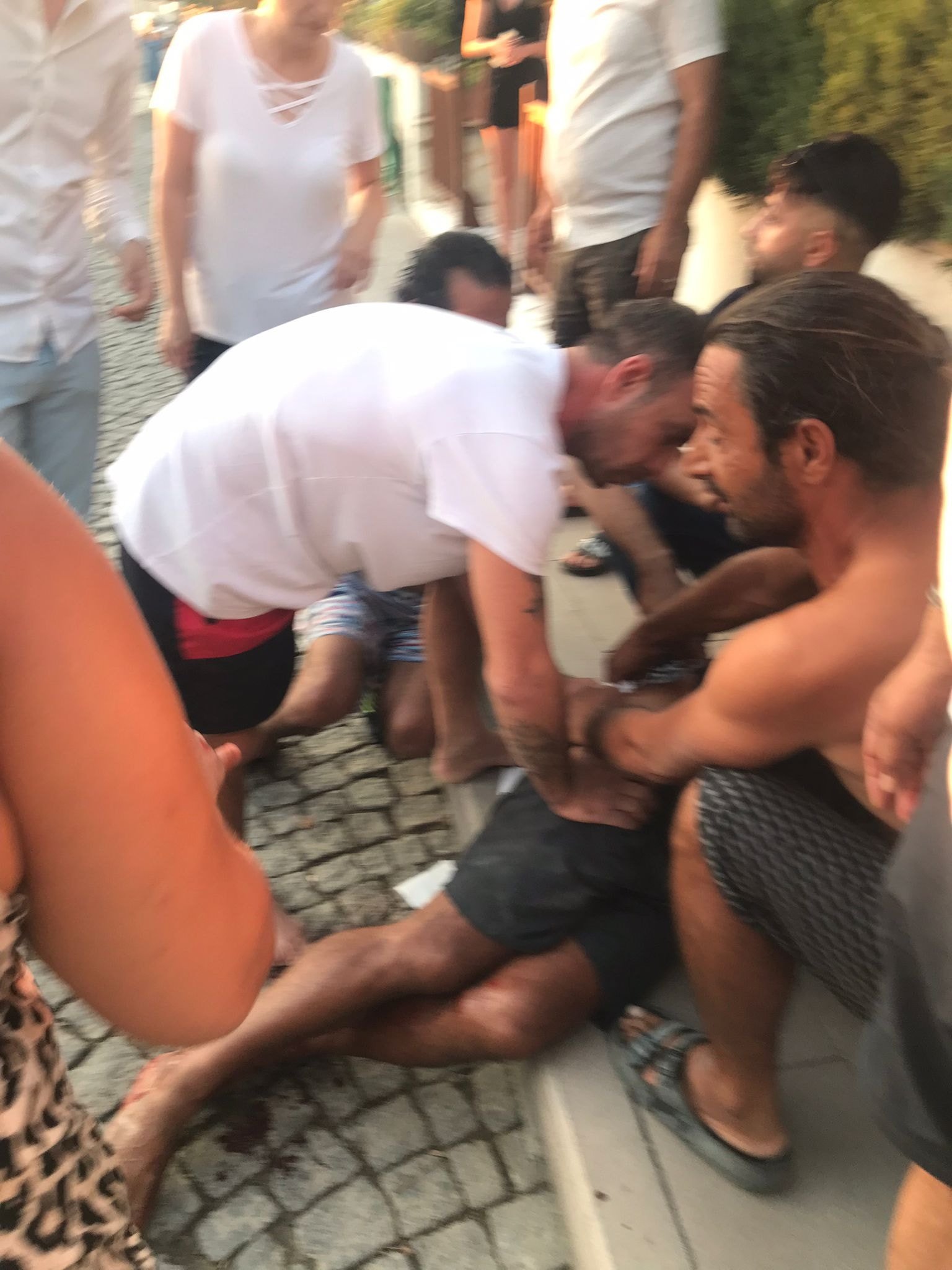 Sahildeki şezlong kavgası sokağa taştı bir kişi bıçaklandı