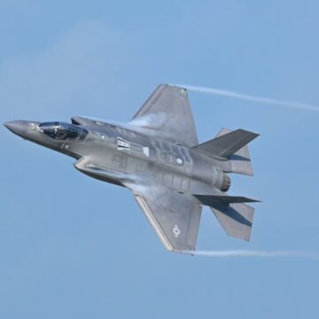 Savaş uçağı okyanusa düştü! Pilot kedini fırlatarak kurtuldu