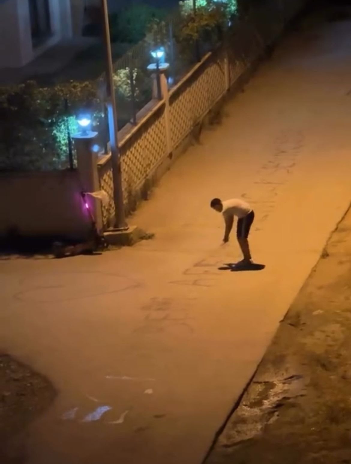 Sevgilisine özür mesajını suyla sokağa yazdı; benzin sanıp polisi aradılar