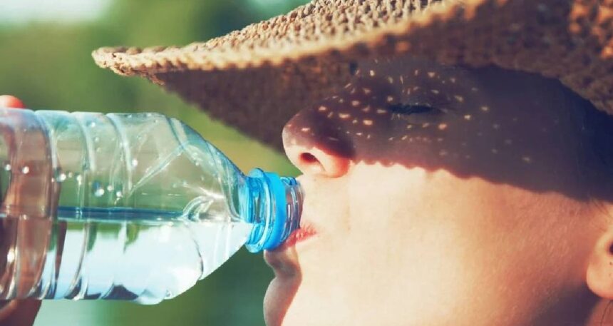 Sıcak havalarda plastik şişeden su içenler yandı: Bilim insanları açıkladı