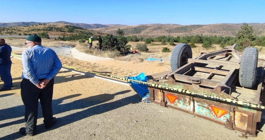 Sivas’ta buğday yüklü traktör devrildi: 2 kişi öldü