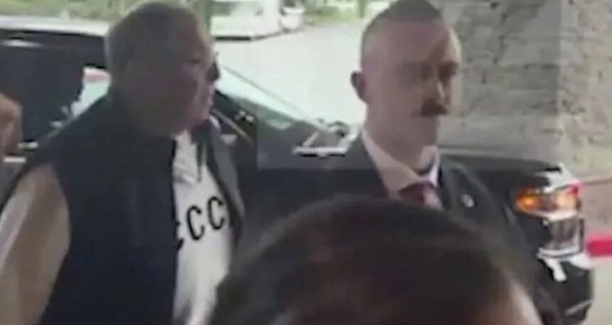 Tarihi zirve öncesi kıyafet detayı