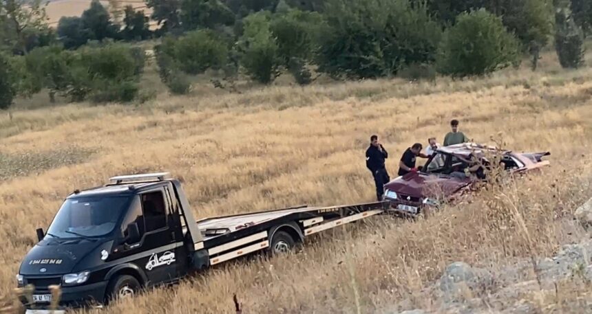 Tarlaya devrilen otomobil hurdaya döndü:  2’si çocuk 5 yaralı
