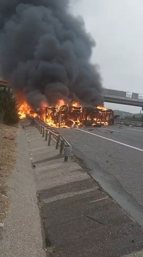 Tarsus'ta bariyerlere çarpan TIR alev aldı