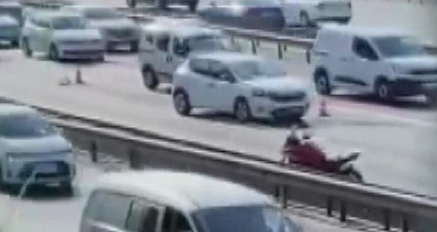 TEM’de feci kaza: Emniyet şeridindeki araca çarpıp savrulan motosiklet sürücüsüne otomobil çarptı