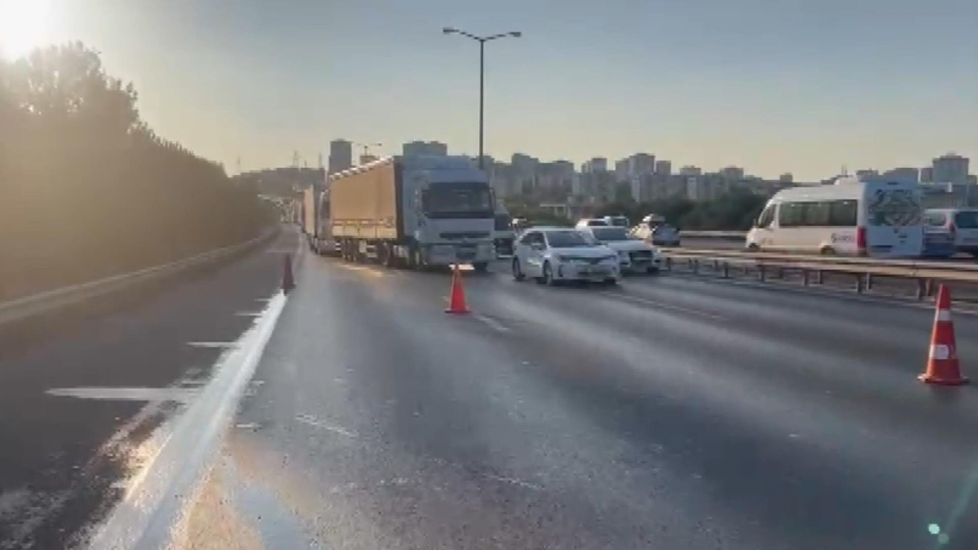 TEM'de kamyonet devrildi; trafik kilitlendi!