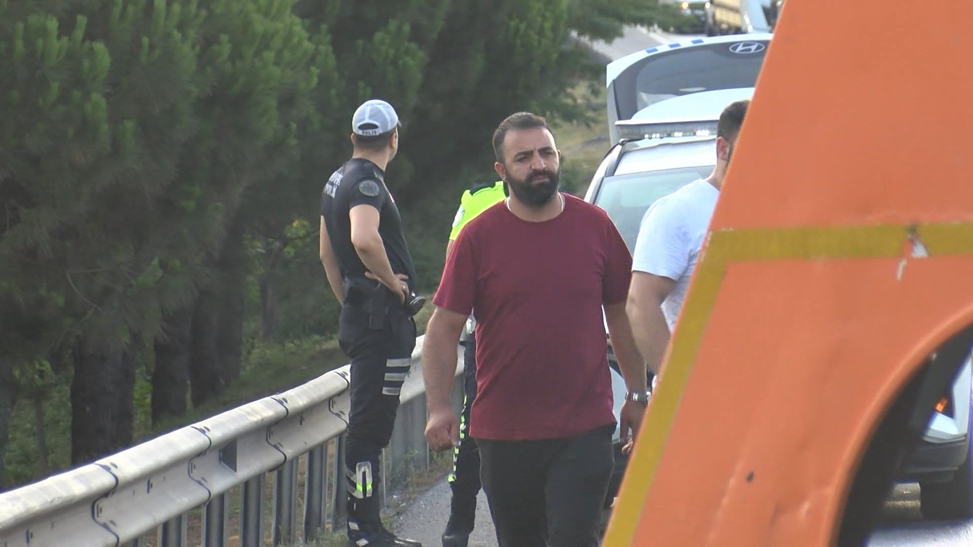 TEM'de kamyonet devrildi; trafik kilitlendi!