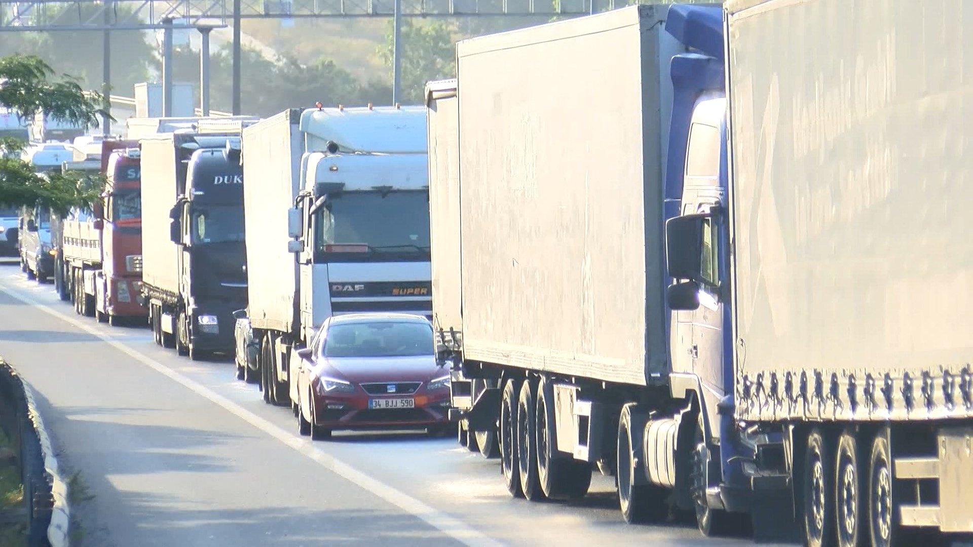 TEM'de kamyonet devrildi; trafik kilitlendi!